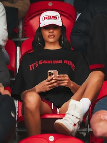 MISSGUIDED Its Coming Home Oversized Graphic T-Shirt With Bold Red Slogan Print And Drop Shoulder Design - Black - View 1