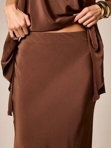 AiiRZ Chân váy maxi satin chi tiết bèo bên hông, dáng dài chạm đất, cắt xéo, váy slip thanh lịch cho tiệc tối - màu nâu - Xem 5