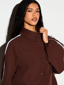 KIZN Chaqueta cortavientos oversize con rayas laterales, cuello alto, cierre de botones a presión y bajo elástico - Café integral - Ver 4