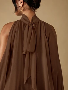 MISSGUIDED Blusa de cuello halter de gasa transparente y fluida con espalda abierta, cierre de lazo, dobladillo con volantes y sin mangas - Marrón - Ver 6