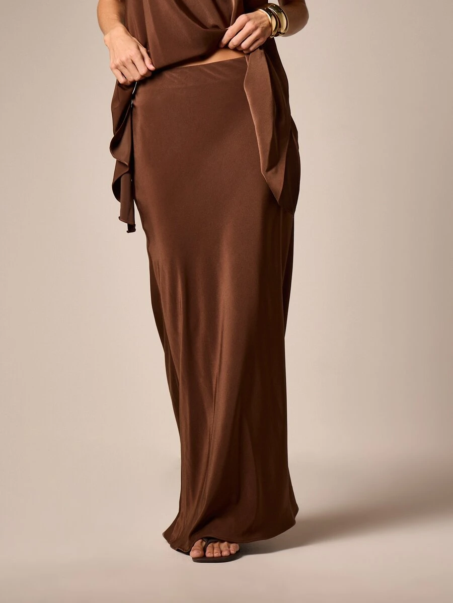 AiiRZ Chân váy maxi satin chi tiết bèo bên hông, dáng dài chạm đất, cắt xéo, váy slip thanh lịch cho tiệc tối - màu nâu - Xem 1
