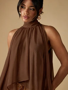 MISSGUIDED Blusa de cuello halter de gasa transparente y fluida con espalda abierta, cierre de lazo, dobladillo con volantes y sin mangas - Marrón - Ver 4