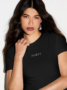 KIZN Bodysuit Lengan Pendek dengan Kerah Bulat, Potongan Slim Fit, Elastis, Detail Logo, Atasan Esensial untuk Sehari-hari - Hitam - View 5