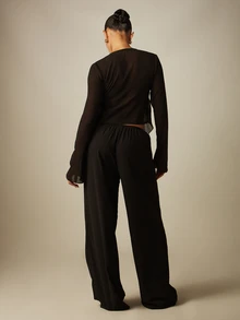 MISSGUIDED Set med två delar i genomskinlig chiffong med knytning fram, cropblus och vida byxor, sommarfestivaloutfit - Svart - Visa 2