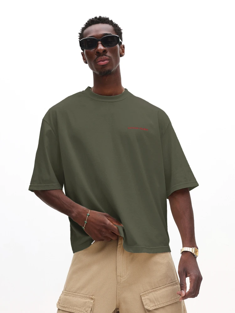 Camiseta Oversized com Caimento Quadrado, Estampa Gráfica com Texto em Destaque nas Costas, Gola Redonda, Manga Curta, Estilo Casual Streetwear