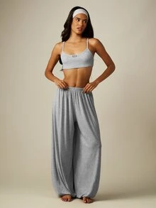 MISSGUIDED مجموعة بيجامة من قطعتين بتوب قصير برا ليت وبنطلون واسع الساق بتصميم باراشوت مع عصابة رأس، طقم ملابس مريحة للاسترخاء والنوم - رمادي فاتح - مشاهدة 1