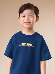 SUMWON Kaos Anak Laki-Laki Lengan Pendek Kerah Bulat Ukuran Besar dengan Cetakan Grafis Tebal di Bagian Belakang dan Detail Teks Logo - Biru - View 5
