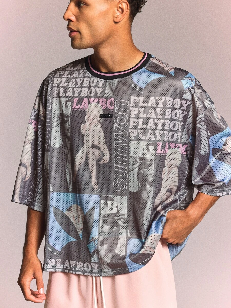 PLAYBOY X SUMWON Kaos Lengan Pendek Leher Bulat Model Box Fit dengan Panel Motif Jala Jersey Cetak untuk Festival Musim Panas - MultiWarna - View 1