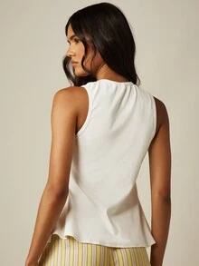 MISSGUIDED 羅紋針織荷葉邊無袖鈕扣開襟高領喇叭下擺背心上衣 夏季休閒款 - 白色 - 查看 2