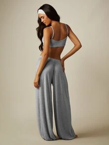 MISSGUIDED مجموعة بيجامة من قطعتين بتوب قصير برا ليت وبنطلون واسع الساق بتصميم باراشوت مع عصابة رأس، طقم ملابس مريحة للاسترخاء والنوم - رمادي فاتح - مشاهدة 2