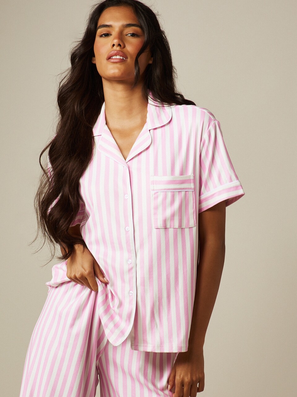 MISSGUIDED Conjunto de Pijama Lounge Co-Ord de Verão com Camisa de Manga Curta Listrada com Botões e Calça Pantalona