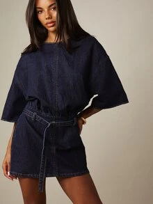 MISSGUIDED Gaun Mini Denim dengan Detail Sabuk Pinggang Rendah, Atasan Longgar Berbentuk Kotak, Rok Berikat, Kerah Bulat, Lengan Pendek, Gaya Musim Gugur/Musim Dingin - Dark Wash - View 5