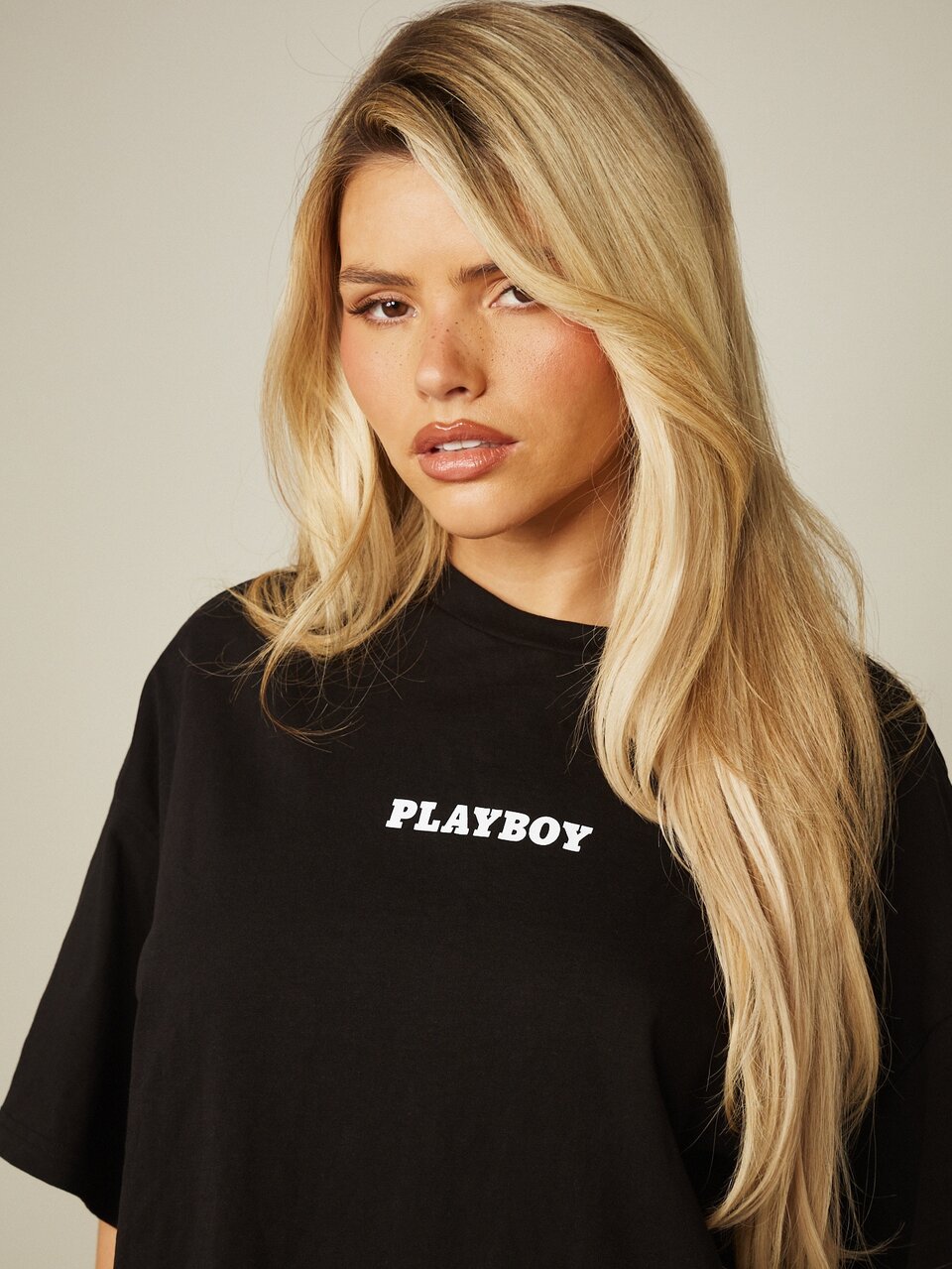 Missguided x Playboy Wild West Grafik Oversized Streetwear Rundhals Kurzarm T-Shirt mit Frontlogo und auffälligem Rückendruck Lounge Schwarz und Weiß Sommer