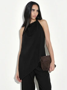 KSTM Top asimétrico con cuello halter y drapeado, espalda abierta y bajo envuelto para noches de verano - Negro - Ver 1