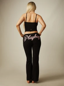 Missguided x Playboy 蕾絲飾邊吊帶短版上衣與寬腿居家長褲套裝，印有品牌標誌 - 黑色 - 查看 2