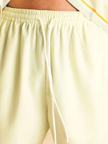SUMWON Sorrento Zitronenmuster Co-Ord Kurzarm Hemd mit Camp-Kragen und Kordelzug Shorts, passendes Sommerurlaubs-Set - Gänsegelb - Übersicht 6