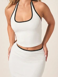 MISSGUIDED Conjunto de dos piezas con top corto de cuello halter y falda maxi con detalle de ribete negro en contraste - Blanco y Negro - Ver 6