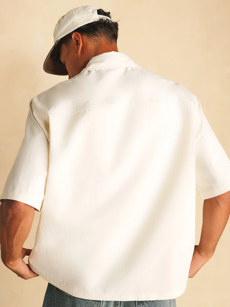 Camicia in popeline a maniche corte con colletto camp, doppia tasca e dettagli ricamati, vestibilità boxy, estiva