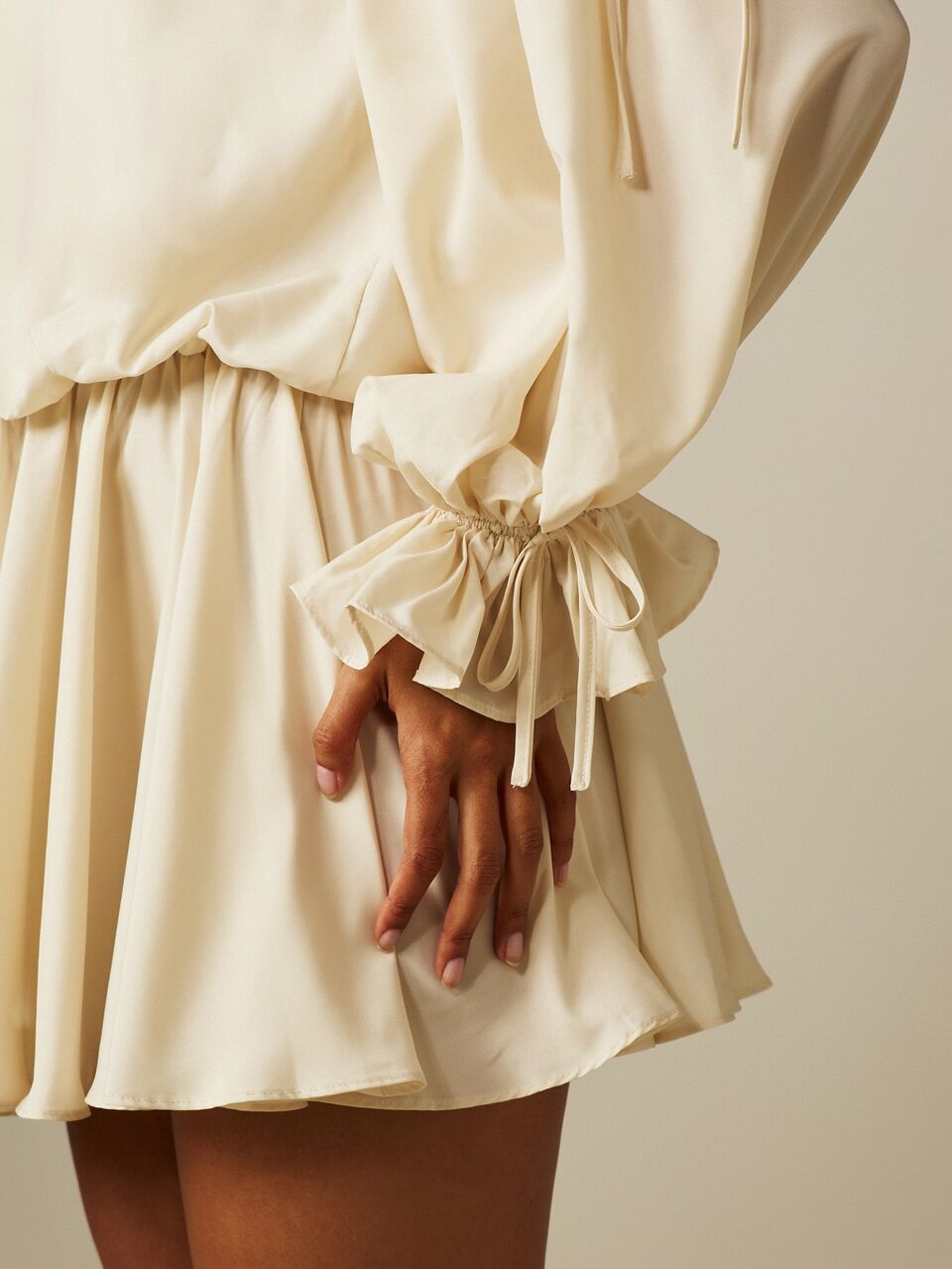 MISSGUIDED Robe mini Bardot épaules dénudées avec manches longues bouffantes, poignets à nouer, taille élastique, jupe évasée, fête d'été