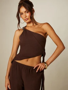 MISSGUIDED Conjunto de Top Corto Asimétrico de Un Hombro con Lazo y Drapeado y Pantalones de Pierna Ancha con Detalle de Anillo Dorado - Café integral - Ver 5