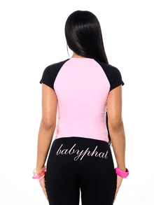 BABYPHAT 大尺碼配色拼接落肩短版T恤，V領開口、草寫Logo印花、短袖 - 粉色 - 查看 2