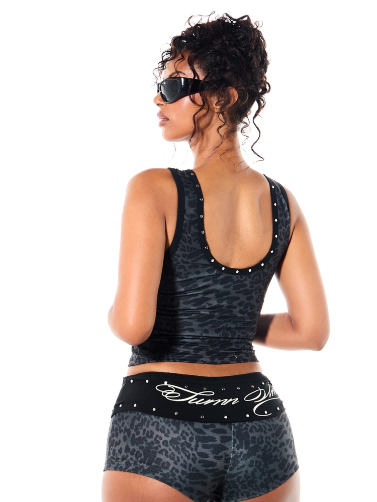 SUMWON WOMEN Shorts tipo booty con cintura doblada, detalle de tachuelas plateadas y logotipo en letra cursiva, estampado de leopardo mini