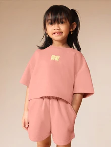SUMWON 女童 Amore 圖案套裝 大版短版 T-Shirt 與彈性腰短褲 休閒日常穿搭 - 珊瑚粉 - 查看 3