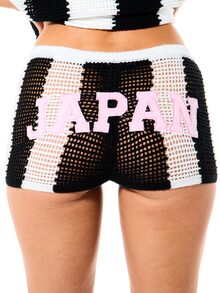 SUMWON Pantalones cortos de malla de ganchillo de talla grande con bloques de color, aplique de texto japonés y estampado universitario en la parte trasera, longitud micro mini - Blanco y Negro - Ver 1