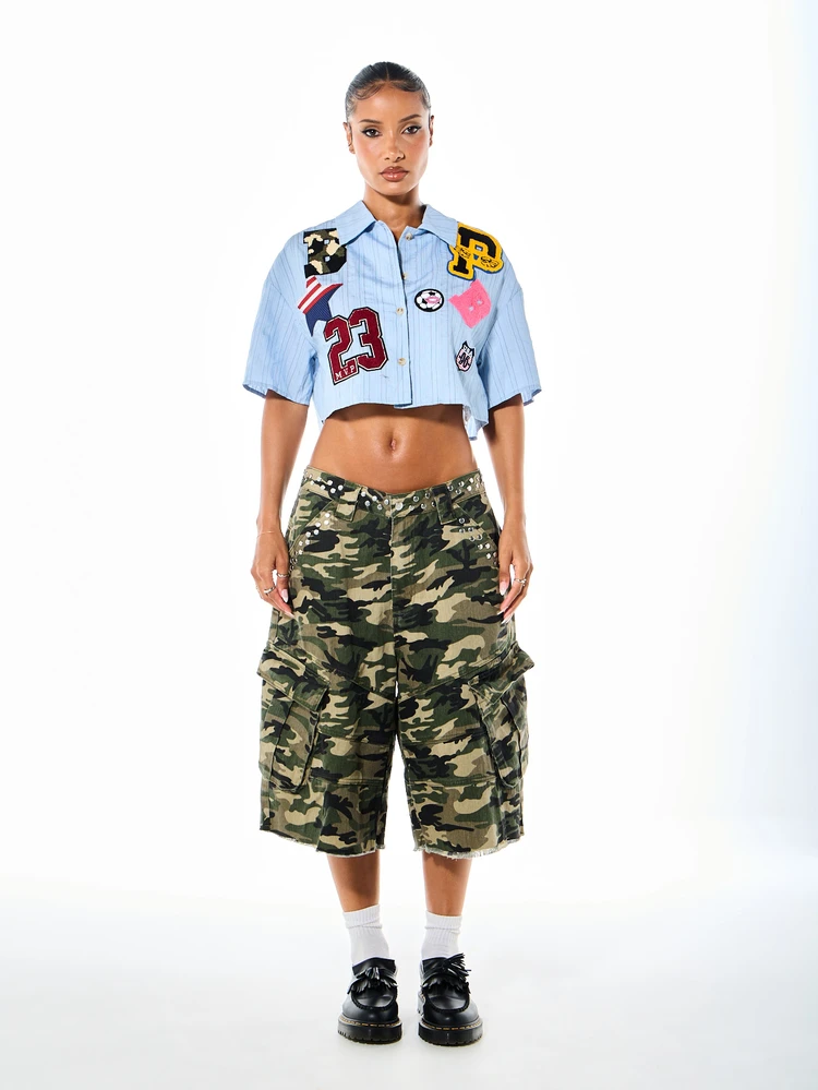 SUMWON WOMEN Camo Cargo Jorts mit silbernen Nieten, weites Bein, Bermuda Shorts, roher Saum, distressed Denim, Streetstyle