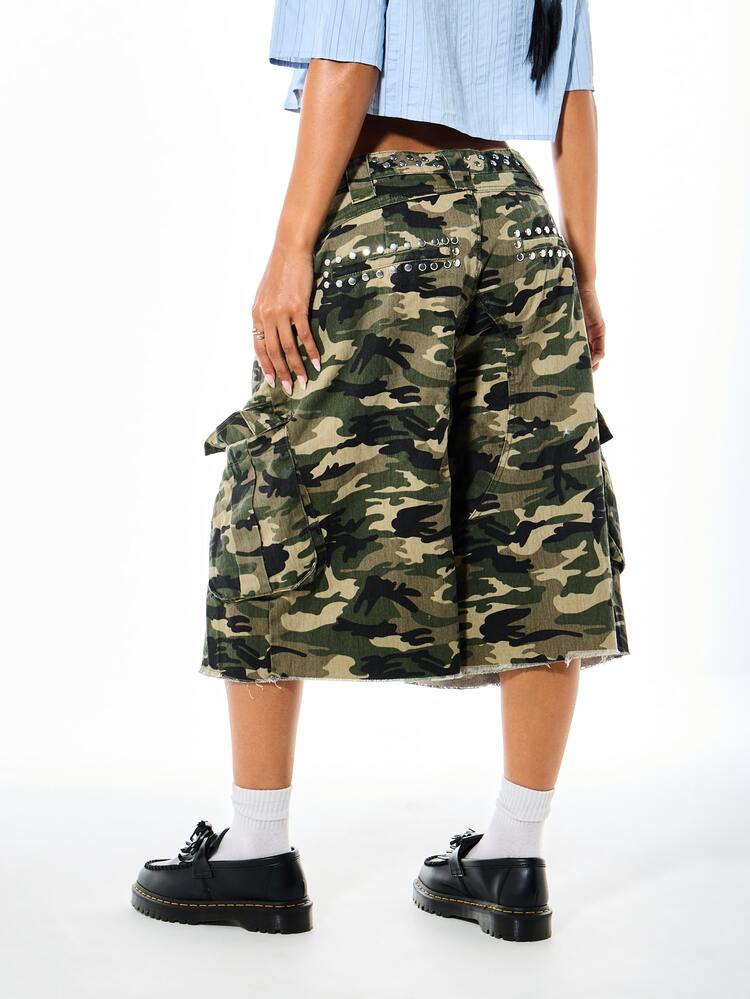 SUMWON WOMEN Camo Cargo Jorts mit silbernen Nieten, weites Bein, Bermuda Shorts, roher Saum, distressed Denim, Streetstyle