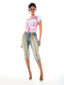 SUMWON WOMEN Camiseta corta ajustada con estampado gráfico floral, estampado frontal "Baddies" y detalle trasero "2002" - Multicolor - Ver 3