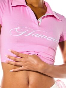 SUMWON WOMEN Top polo corto extremo con cuello, estampado frontal con letra cursiva de Hawái y detalle de número universitario en la espalda - Rosa - Ver 3