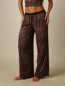 MISSGUIDED Set pigiama con top canotta in raso con stampa leopardata e pantaloni a gamba larga con bordo in pizzo e vita elasticizzata - Castano - Visualizzare 4