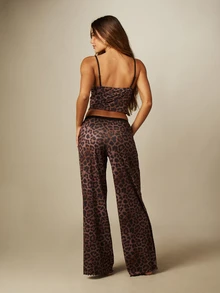MISSGUIDED Set pigiama con top canotta in raso con stampa leopardata e pantaloni a gamba larga con bordo in pizzo e vita elasticizzata - Castano - Visualizzare 3