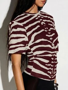 KIZN Camiseta com Estampa de Zebra, Cintura Marcada, Gola Redonda, Mangas Curtas e Detalhe Franzido - Vinho - Visão 5
