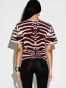 KIZN Camiseta com Estampa de Zebra, Cintura Marcada, Gola Redonda, Mangas Curtas e Detalhe Franzido - Vinho - Visão 2