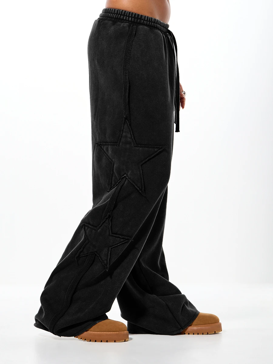 SUMWON WOMEN Celana Jogger Longgar Ukuran Besar dengan Detail Aplikasi Bintang, Ujung Bawah Bertekstur Kasar, Pinggang Bertali, Gaya Vintage Washed. - Hitam - View 1