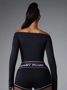 BABYPHAT 長袖 Bardot 一字領露肩短版上衣，附 Logo 印花與對比縫線細節 - 黑色 - 查看 4