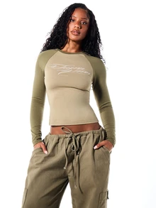 SUMWON WOMEN Top corto de manga larga raglán con estampado de logotipo de escritura y diseño de bloques de color - Verde militar - Ver 4