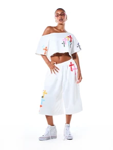 SUMWON WOMEN Top court à épaules dénudées avec imprimé graphique croisé multicolore, manches courtes, ourlet effiloché, style décontracté d'été - Blanc - Voir 3