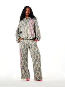 SUMWON WOMEN Oversized Full-Zip Camouflage Hoodie With Neon Pink Script Print And Balloon Sleeves For Fall - Multicolor - View 3