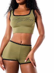 SUMWON WOMEN Conjunto de pijama de top corto sin mangas con cuello cuadrado y gráfico de letra cursiva con ribete de encaje y micro shorts tipo boy - Verde militar - Ver 6
