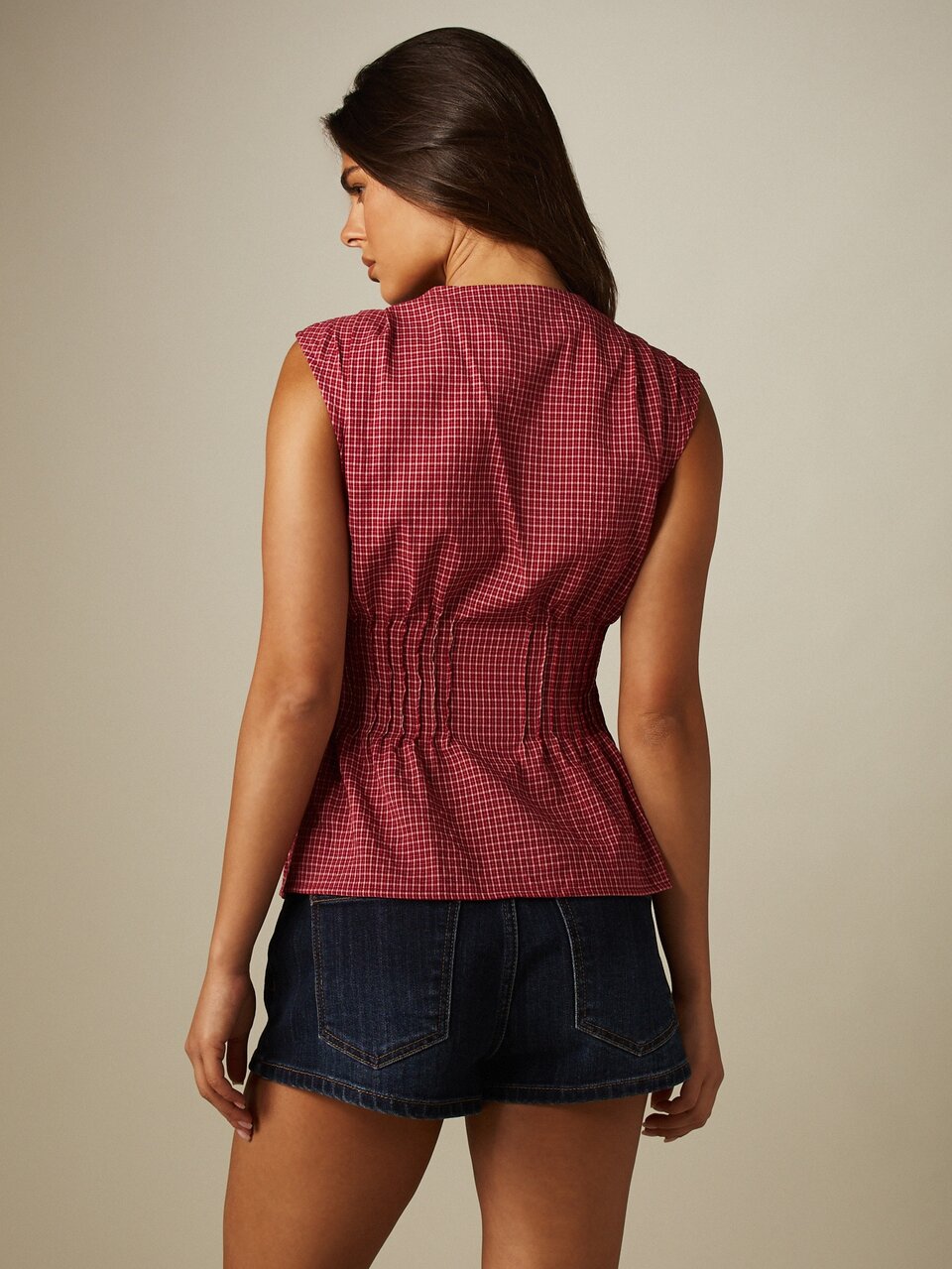 MISSGUIDED Ärmellose Bluse mit Karomuster, Pintucks, V-Ausschnitt, Knopfleiste, geraffter Taille und Peplum-Saum, Sommer-Top