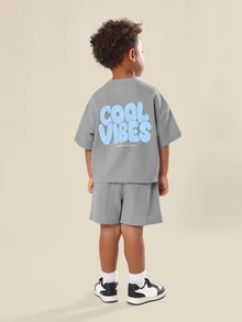 SUMWON Cool Vibes 泡泡字體背印寬鬆圓領短袖T恤與抽繩短褲套裝，適合幼兒 - 深灰色 - 查看 1