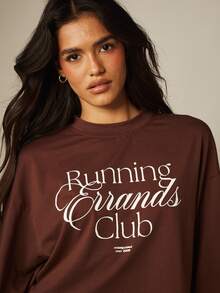 MISSGUIDED Camiseta Corta Oversize con Estampado de Guion Running Errands Club y Cuello Redondo, Camiseta Casual de Uso Diario - Café integral - Ver 4