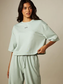 MISSGUIDED 大尺寸短版毛圈布圓領上衣，品牌標籤細節，袖長至肘，休閒日常穿搭上衣 - 綠色 - 查看 4
