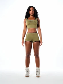 SUMWON WOMEN Conjunto de pijama de top corto sin mangas con cuello cuadrado y gráfico de letra cursiva con ribete de encaje y micro shorts tipo boy - Verde militar - Ver 5