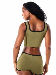 SUMWON WOMEN Conjunto de pijama de top corto sin mangas con cuello cuadrado y gráfico de letra cursiva con ribete de encaje y micro shorts tipo boy - Verde militar - Ver 2
