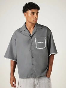SUMWON Camisa de bolos de manga corta holgada para hombre con detalles de costura de látigo, bolsillo en el pecho y bordado de logotipo en letra cursiva, verano - Gris Oscuro - Ver 4