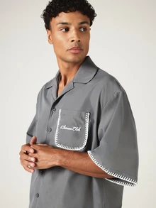 SUMWON Camisa de bolos de manga corta holgada para hombre con detalles de costura de látigo, bolsillo en el pecho y bordado de logotipo en letra cursiva, verano - Gris Oscuro - Ver 6